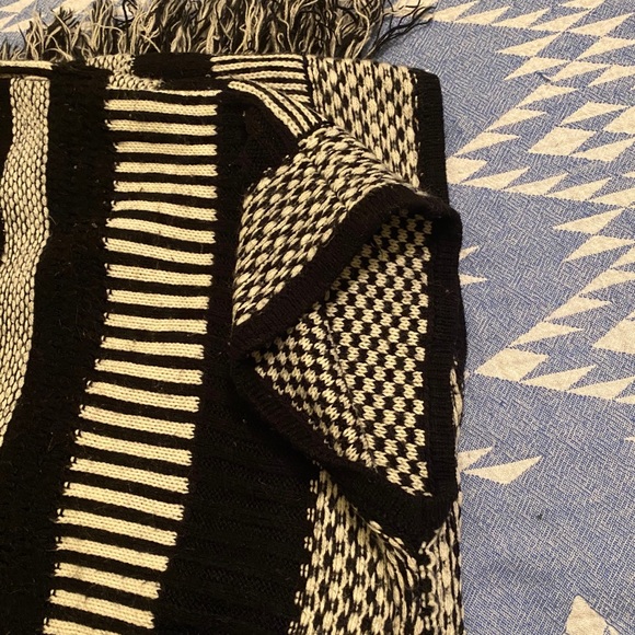 Rue 21 Black & White Knit Cape w/ Sleeves - Picture 4 of 5